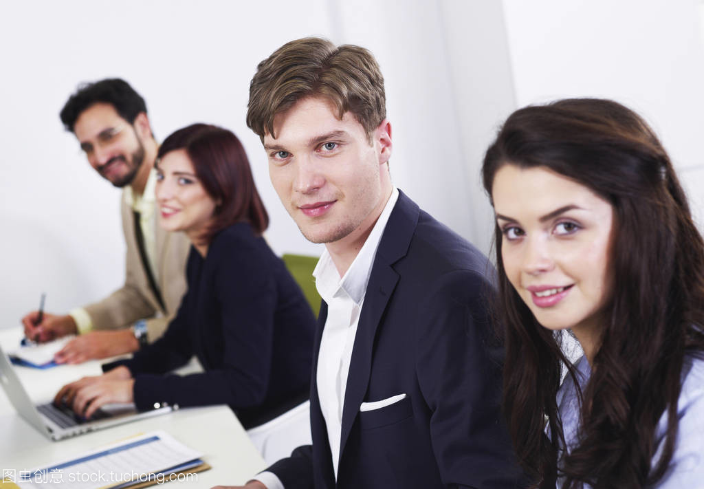 商人在辦公室中 商務(wù)服務(wù)的核心角色與專業(yè)價(jià)值